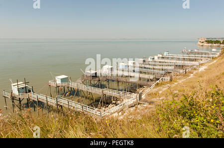 La pesca tradizionale di capanne su palafitte (carrelets) a Talmont sur Gironde, Francia Foto Stock