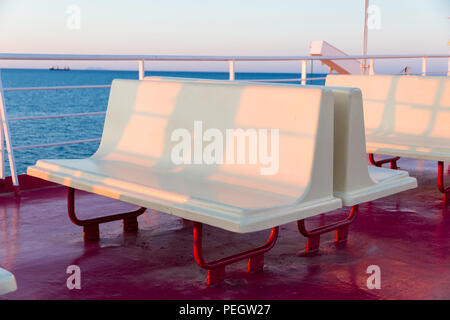 Canale di Piombino incrocio con ferry boat in estate Foto Stock