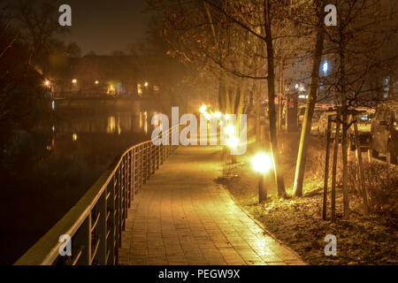 La città di notte Opole di Polonia street lungo il fiume Odra Foto Stock