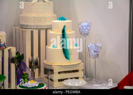 Una grande torta in forma di cristallo a vena aperta Foto Stock