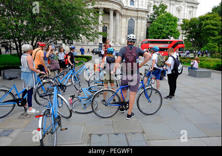 Escursioni in bicicletta tour guidato di londra centrale al di fuori dalla cattedrale di St Paul, Inghilterra Foto Stock