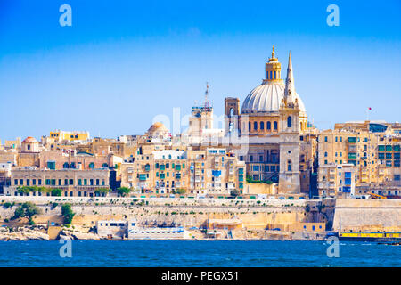 Skyline di La Valletta, la città capitale di Malta in estate Foto Stock