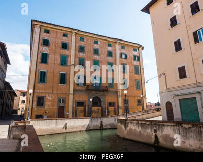 La Venezia Nuova nel distretto di Livorno, Italia, mostra ponti stradine e una fitta rete di canali Foto Stock