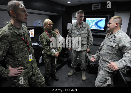 Esercito Croato membri dello staff Lt. Col. Ana Hajdic e il Mag. Roko Juricki lungo con148th Fighter Wing emergenza installazione Manager Senior Master Sgt. Kelvin McCuskey tour un Mobile Emergency Operations Center (MEOC) con 132Fighter Wing Installazione di Manager di emergenza Master Sgt. Cameron Stufflebeam durante la guardia vigile alla 148th Fighter Wing, Duluth, Minn. 24 agosto 2015. Vigili a guardia del Comando Settentrionale degli Stati Uniti e la Guardia Nazionale Bureau-sponsorizzato il programma di esercizio progettata per migliorare il coordinamento di emergenza, risposta e gestione del recupero crediti con federale, regionale, locale e civile Foto Stock