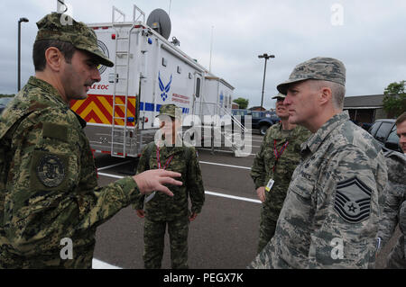 Esercito Croato membri dello staff, Lt. Col. Branimir Tojcic, Lt. Col. Ana Hajdic e il Mag. Roko Juricki discutere la gestione di emergenza con 148th Fighter Wing emergenza installazione Manager Senior Master Sgt. Kelvin McCuskey davanti a un Mobile Emergency Operations Center (MEOC) durante la guardia vigile alla 148th Fighter Wing, Duluth, Minn., 24 agosto 2015. Vigili a guardia del Comando Settentrionale degli Stati Uniti e la Guardia Nazionale Bureau-sponsorizzato il programma di esercizio progettata per migliorare il coordinamento di emergenza, risposta e gestione del recupero crediti con federale, regionale, locale, civili e militari di partner. (U.S. Ai Foto Stock