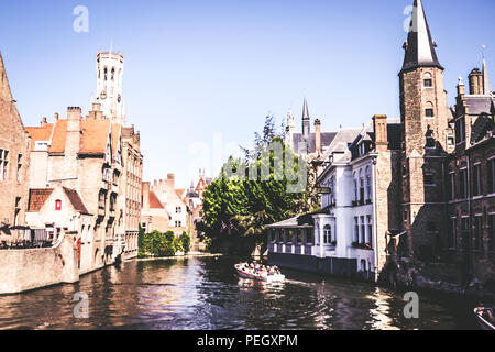 Panorama della città di Bruges in Belgio, con il campanile in background e il fiume in primo piano Foto Stock