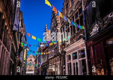 Vista del paesaggio di una vecchia strada commerciale della città di Gand in Belgio nord, con bandiere colorate tra gli edifici Foto Stock