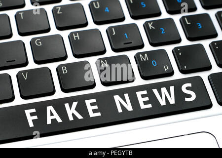 FAKE NEWS, immagine dell'icona di una tastiera portatile - Symbolbild einer Laptop-Tastatur Foto Stock