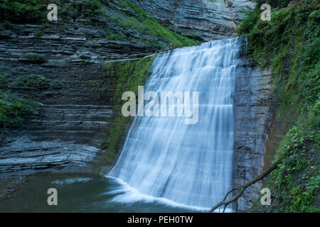 Una prospettiva laterale di una grande cascata allo Stony Brook state Park di Dansville, New York. Foto Stock