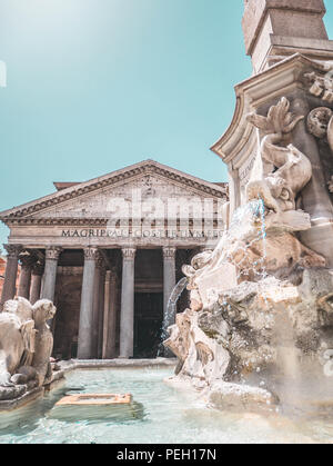 Pantheon basilica nel centro di Roma, Italia. Vista da dietro la fontana. Foto Stock