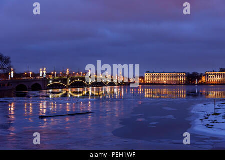 Vista della Trinità ponte sul fiume Neva di notte all'inizio dell'inverno. San Pietroburgo, Russia Foto Stock