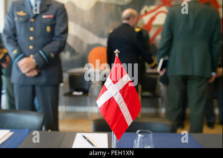 Presidente del Comune di capi di Stato Maggiore gen. Martin E. Dempsey incontra danese leader della difesa prima di una riunione a Copenaghen, Danimarca, Agosto 17, 2015. (DoD foto di D. Myles Cullen/rilasciato) Foto Stock