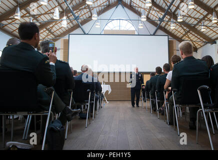 Presidente del Comune di capi di Stato Maggiore gen. Martin E. Dempsey colloqui con circa 150 armata danese cadetti presso la Royal Danish Army Academy di Copenhagen, Danimarca, e il agosto 17, 2015. (DoD foto di D. Myles Cullen/rilasciato) Foto Stock