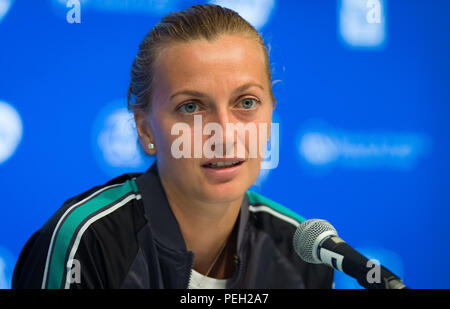 Cincinnati, OH, Stati Uniti d'America. Cincinnati, Ohio, Stati Uniti d'America. Il 15 agosto, 2018. Petra KVITOVA della Repubblica ceca parla ai media dopo aver vinto il suo secondo tondo corrisponde al 2018 Western & Southern Open WTA Premier 5 torneo di tennis. Cincinnati, Ohio, Stati Uniti d'America. 14 agosto 2018. Credit: AFP7/ZUMA filo/Alamy Live News Foto Stock