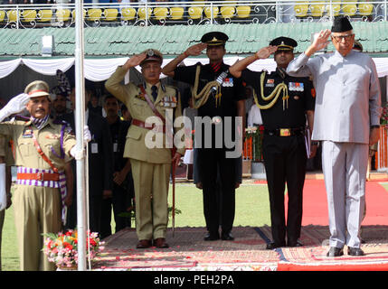 Il Kashmir. 15 Agosto, 2018. Jammu e Kashmir governatore N N Vohra Gernal Direttore dei servizi di polizia e di altri funzionari tenendo salutate .durante la 72esima India di celebrazioni del Giorno dell'indipendenza. a Cricket Stadium Credito: sofi suhail/Alamy Live News Foto Stock