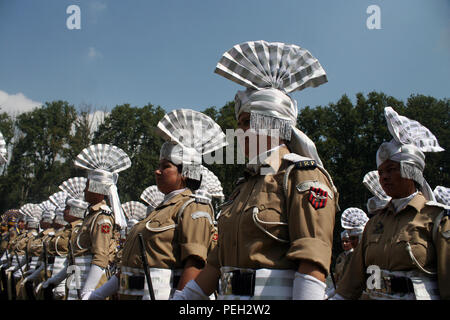 Il Kashmir. 15 Agosto, 2018. Jammu e Kashmir Indain polizia donne di partecipare durante ,72l'indipendenza dell'India celebrazioni .giorno a Cricket Stadium Credito: sofi suhail/Alamy Live News Foto Stock