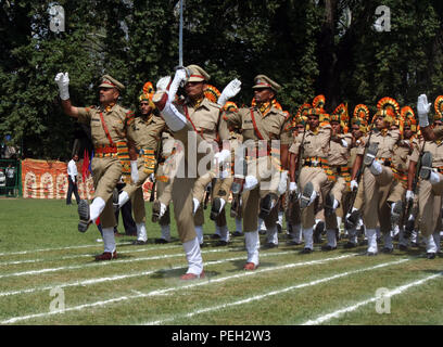 Il Kashmir. 15 Agosto, 2018. Jammu e Kashmir la polizia indiana marzo passato durante ,72l'indipendenza dell'India giorno le celebrazioni a Cricket Stadium. ©Sofi Suhail/Alamy Live News Credito: sofi suhail/Alamy Live News Foto Stock