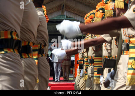 Il Kashmir. 15 Agosto, 2018. Jammu e Kashmir la polizia indiana marzo passato durante come Jammu e Kashmir governatore N N Vohra tenendo salutare durante ,72India Independences del giorno di celebrazione a Cricket Stadium Credito: sofi suhail/Alamy Live News Foto Stock