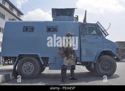 Il Kashmir. 15 Agosto, 2018. Srinagar, Jammu e Kashmir, . Il 15 agosto, 2018. Srinagar Kashmir, . Il 15 agosto, 2018. In vista della sicurezza per il giorno di indipendenza delle funzioni delle forze armate sono state distribuite in Srinagar città e altrove nella valle di mercoledì, 15 agosto 2018. Valle del Kashmir è osservando l'arresto completo chiamato dal Comune di Leadership di resistenza contro le celebrazioni del Giorno dell'indipendenza dello stato. Barricate sono state erette su tutte le strade che conducono alla principale Independence Day parade vanue a Sher-e-Kashmir Stadium. Credito: ZUMA Press, Inc./Alamy Live News Foto Stock