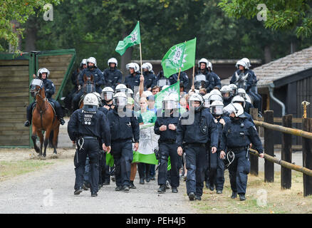 Willich, Germania. Il 15 agosto, 2018. Un centinaio di persone e un NRW Stato squadra di equitazione accompagnare i dimostranti durante un esercizio. Il Ministro degli Interni del Land Renania settentrionale-Vestfalia informa di sé circa il lavoro, le missioni e la formazione delle forze di polizia i piloti. Credito: Christophe Gateau/dpa/Alamy Live News Foto Stock