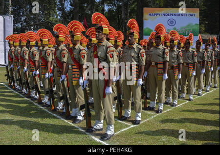 Il Kashmir. 15 Agosto, 2018. Srinagar, Jammu e Kashmir, . Il 15 agosto, 2018. Un contingente di polizia n uomini marzo durante il n's 72Independence Day celebrazione a Sher-e-Kashmir Stadium di Srinagar, la capitale estiva di n somministrato il Kashmir, . Tutte le aziende, scuole e negozi sono stati chiusi e il traffico è rimasto fuori le strade a seguito di uno sciopero call data dal Kashmir leader separatista contro 's celebrazioni del Giorno dell'indipendenza in Kashmir e hanno invitato la gente ad osservare questo giorno come giorno nero. Credito: ZUMA Press, Inc./Alamy Live News Foto Stock