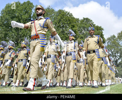 Il Kashmir. 15 Agosto, 2018. Srinagar, Jammu e Kashmir, . Il 15 agosto, 2018. Un contingente di polizia n uomini marzo durante il n's 72Independence Day celebrazione a Sher-e-Kashmir Stadium di Srinagar, la capitale estiva di n somministrato il Kashmir, . Tutte le aziende, scuole e negozi sono stati chiusi e il traffico è rimasto fuori le strade a seguito di uno sciopero call data dal Kashmir leader separatista contro 's celebrazioni del Giorno dell'indipendenza in Kashmir e hanno invitato la gente ad osservare questo giorno come giorno nero. Credito: ZUMA Press, Inc./Alamy Live News Foto Stock