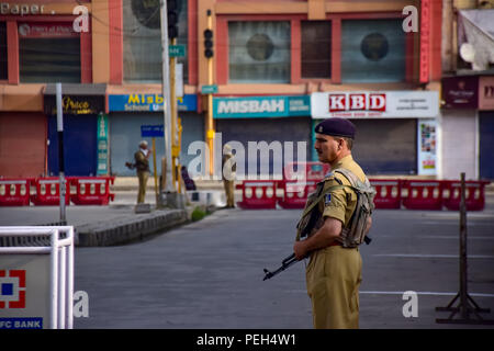 Il Kashmir. 15 Agosto, 2018. Poliziotto indiano si erge alert durante le restrizioni alla vigilia della festa dell indipendenza dell India in Srinagar capitale estiva dell indiano Kashmir amministrato.protezione pesante è stata potenziata attraverso la valle del Kashmir alla vigilia dell'indipendenza dell'India giorno mercoledì 15 agosto. Le restrizioni sono state imposte in molte parti di Srinagar città. Nel frattempo i servizi mobili sono stati innestati. Credito: Abbas Idrees SOPA/images/ZUMA filo/Alamy Live News Foto Stock