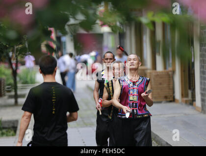 Zhangjiajie, provincia cinese di Hunan. Il 15 agosto, 2018. Artisti Folk eseguire Sanbanggu a Xibu Street, un punto panoramico di Wulingyuan distretto della città di Zhangjiajie, centrale provincia cinese di Hunan, 15 agosto 2018. Sanbanggu è un tradizionale locale di eseguire la tecnica che unisce la musica, vocal performance e acrobazie. Credito: Wu Yongbing/Xinhua/Alamy Live News Foto Stock