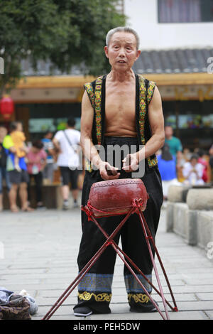 Zhangjiajie, provincia cinese di Hunan. Il 15 agosto, 2018. Popolare artista Kaishuang Wang esegue Sanbanggu a Xibu Street, un punto panoramico di Wulingyuan distretto della città di Zhangjiajie, centrale provincia cinese di Hunan, 15 agosto 2018. Sanbanggu è un tradizionale locale di eseguire la tecnica che unisce la musica, vocal performance e acrobazie. Credito: Wu Yongbing/Xinhua/Alamy Live News Foto Stock