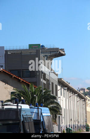 Genova, Italia. Il 15 agosto, 2018. Vista del Morandi ponte autostradale, che crollò il giorno prima. Un giorno dopo il crollo del ponte dell'autostrada Ponte Morandi (fondo), è ancora in fase di ricerca per i sopravvissuti di enormi rovine. Credito: Fabian Nitschmann/dpa/Alamy Live News Foto Stock