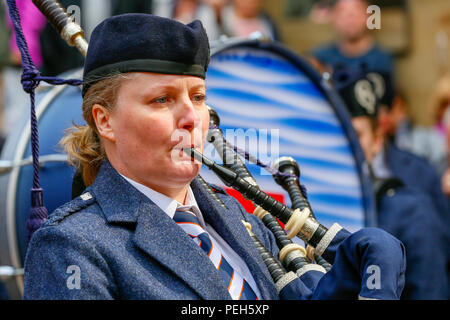 Glasgow, Regno Unito. Il 15 agosto 2018. Spettacoli di strada continuare a Buchanan Street, Glasgow con più internazionale bande di cornamuse giocando vicino la Donald Dewar statua per intrattenere il pubblico gratuitamente. La Pipe Band Championships concludere sabato 18 agosto a Glasgow Green. Membri della Simon Fraser University Pipe Band dal British Columbia, Canada Credit: Findlay/Alamy Live News Foto Stock