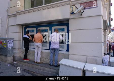 Istanbul, Turchia. Il 15 agosto 2018. Sportelli automatici bancari sono utilizzati anche per exchange Credit: Engin Karaman/Alamy Live News Foto Stock