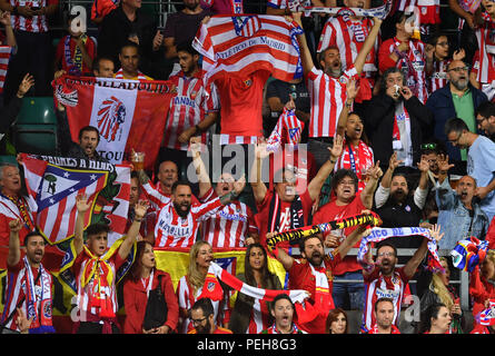 15 agosto 2018, l'Estonia, Tallinn: Calcio: Coppa UEFA Intertoto, Real Madrid - Atletico Madrid a Lilleküla Stadium. Gli appassionati di Atletico Madrid nelle gabbie. Foto: Marius Becker/dpa Foto Stock