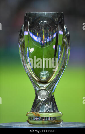 15.08.2018, Estonia, Tallinn: Calcio: Coppa UEFA Intertoto, Real Madrid - Atletico Madrid a Lilleküla Stadium. Il Trofeo è sul podio. Foto: Marius Becker/dpa Foto Stock