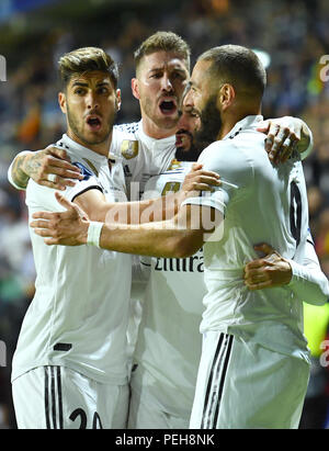 Tallinn, Estonia. Il 15 agosto, 2018. Calcio: Coppa UEFA Intertoto, Real Madrid - Atletico Madrid a Lilleküla Stadium. Del Real Madrid Karim Benzema (r) celebra il suo obiettivo 1-1 a fianco di Marco Asensio (l) e Sergio Ramos (secondo da sinistra) Credito: Marius Becker/dpa/Alamy Live News Foto Stock