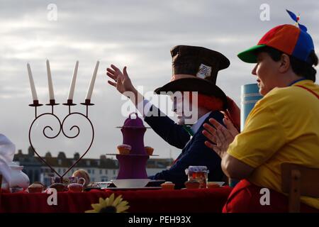 Weymouth Dorset, Regno Unito. 15 agosto 2018. Le folle si affollano a Weymouth per il carnevale annuale e la processione. Il Mad Hatter di Alice nel paese delle meraviglie partecipa al Carnevale di Weymouth. Credit: Carolyn Jenkins/Alamy Live News Foto Stock