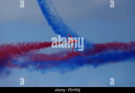 Cromer, Norfolk, Regno Unito. Il 15 agosto 2018. Il Royal Air Force frecce rosse display team effettuano i loro show a Cromer Carnival, Cromer, Norfolk, il 15 agosto 2018. Credito: Paolo Marriott/Alamy Live News Foto Stock