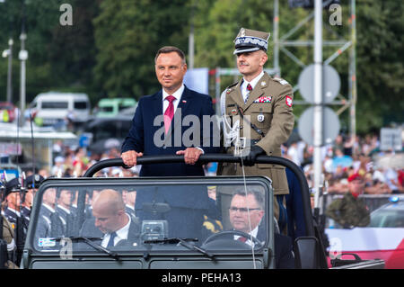 Varsavia, Polonia, 15 Ago, 2018: Polonia celebra la Forze armate giorno e 98anniversario della battaglia di Varsavia. Indipendenza di Grand Parade con oltre 2.000 truppe, centinaia di re-enactors, diversi tipi di veicoli militari, più o meno 100 aerei ed elicotteri e 100.000 spettatori hanno avuto luogo nel la capitale della Polonia. Piccole unità da Stati Uniti, Regno Unito, Croazia e Romania hanno marciato insieme con soldati polacchi. Presidente Andrzej Duda di Polonia, Mateusz Morawiecki (PM) e Mariusz Blaszczak (MoD) ha preso parte all'evento. Credito: dario fotografia/Alamy Live News. Foto Stock