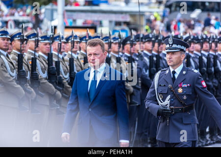 Varsavia, Polonia, 15 Ago, 2018: Polonia celebra la Forze armate giorno e 98anniversario della battaglia di Varsavia. Indipendenza di Grand Parade con oltre 2.000 truppe, centinaia di re-enactors, diversi tipi di veicoli militari, più o meno 100 aerei ed elicotteri e 100.000 spettatori hanno avuto luogo nel la capitale della Polonia. Piccole unità da Stati Uniti, Regno Unito, Croazia e Romania hanno marciato insieme con soldati polacchi. Presidente Andrzej Duda di Polonia, Mateusz Morawiecki (PM) e Mariusz Blaszczak (MoD) ha preso parte all'evento. Credito: dario fotografia/Alamy Live News. Foto Stock