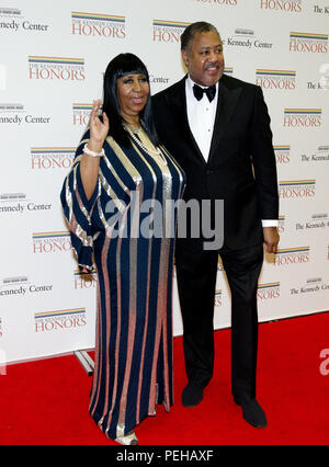 1 dicembre 2012 - Washington, Distretto di Columbia, Stati Uniti d'America - Aretha Franklin e Richard Gibbs arrivano per la formale dell'artista la cena in onore di destinatari del 2012 Kennedy Center Honors ospitati dagli Stati Uniti il Segretario di Stato Hillary Rodham Clinton presso l'U.S. Il Dipartimento di Stato a Washington, DC il Sabato, 1 dicembre 2012. Il 2012 honorees sono Buddy Guy, attore Dustin Hoffman, a tarda notte host David Letterman, ballerina Natalia Makarova, e il British rock band Led Zeppelin (Robert Plant, Jimmy Page e John Paul Jones).Credit: Ron Sachs/CNP (credito Immagine: © Foto Stock