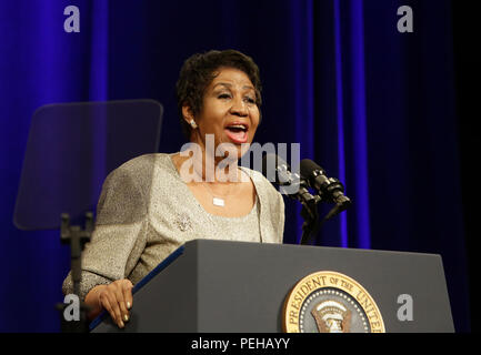 Washington, Stati Uniti d'America. Il 27 febbraio, 2015. Aretha Franklin canta al ritratto cerimonia di inaugurazione per gli Stati Uniti in uscita Il procuratore generale Eric Holder presso il Dipartimento di Giustizia di Washington, DC, 27 febbraio 2015. Credito: Chris Kleponis/Piscina via CNP | Utilizzo di credito in tutto il mondo: dpa/Alamy Live News Foto Stock