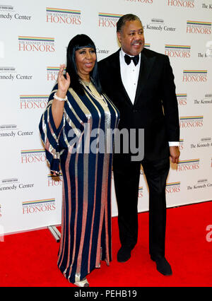 Washington, Stati Uniti d'America. 01 dic 2012. Aretha Franklin e Richard Gibbs arrivano per la formale dell'artista la cena in onore di destinatari del 2012 Kennedy Center Honors ospitati dagli Stati Uniti il Segretario di Stato Hillary Rodham Clinton presso l'U.S. Il Dipartimento di Stato a Washington, DC il Sabato, 1 dicembre 2012. Il 2012 honorees sono Buddy Guy, attore Dustin Hoffman, a tarda notte host David Letterman, ballerina Natalia Makarova, e il British rock band Led Zeppelin (Robert Plant, Jimmy Page e John Paul Jones).Credit: Ron Sachs/CNP | Utilizzo di credito in tutto il mondo: dpa/Alamy Live News Foto Stock