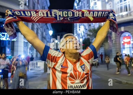 Madrid, Spagna. Il 16 agosto, 2018. Atletico Madrid celebra la ventola al Neptuno Square dopo la squadra ha vinto la Coppa UEFA Intertoto in un match contro il Real Madrid da 4-2 a Tallinn, in Estonia, a Madrid, Spagna. Credito: Marcos del Mazo/Alamy Live News Foto Stock