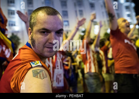 Madrid, Spagna. Il 16 agosto, 2018. Atletico Madrid fan che mostra un tatuaggio di Atletico Madrid distintivo durante la celebrazione in Piazza Neptuno dopo che la squadra ha vinto la Coppa UEFA Intertoto in un match contro il Real Madrid da 4-2 a Tallinn, in Estonia, a Madrid, Spagna. Credito: Marcos del Mazo/Alamy Live News Foto Stock