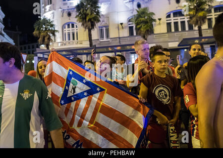 Madrid, Spagna. Il 16 agosto, 2018. Atletico Madrid tifosi celebrando a Neptuno Square dopo la squadra ha vinto la Coppa UEFA Intertoto in un match contro il Real Madrid da 4-2 a Tallinn, in Estonia, a Madrid, Spagna. Credito: Marcos del Mazo/Alamy Live News Foto Stock