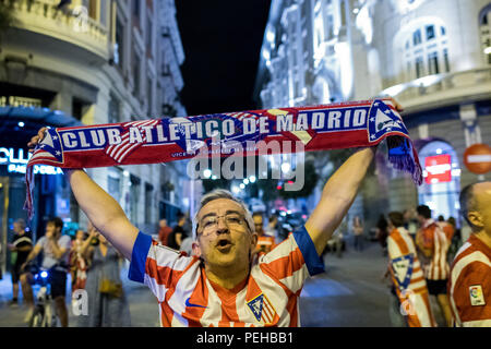 Madrid, Spagna. Il 16 agosto, 2018. Atletico Madrid celebra la ventola al Neptuno Square dopo la squadra ha vinto la Coppa UEFA Intertoto in un match contro il Real Madrid da 4-2 a Tallinn, in Estonia, a Madrid, Spagna. Credito: Marcos del Mazo/Alamy Live News Foto Stock