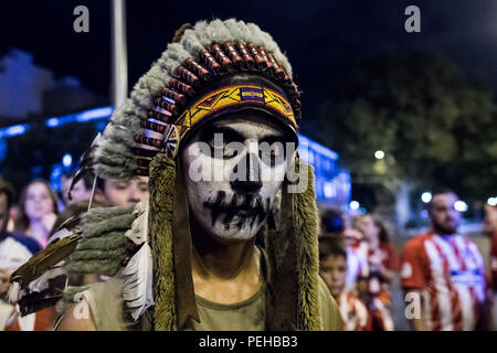 Madrid, Spagna. Il 16 agosto, 2018. Atletico Madrid fan vestito come un Indiano si celebra a Neptuno Square dopo la squadra ha vinto la Coppa UEFA Intertoto in un match contro il Real Madrid da 4-2 a Tallinn, in Estonia, a Madrid, Spagna. Credito: Marcos del Mazo/Alamy Live News Foto Stock