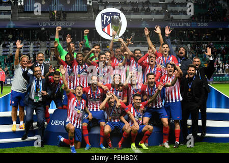 Tallinn, Estonia. Il 15 agosto, 2018. I giocatori di Atletico Madrid celebra la vittoria dopo la UEFA Super Cup match contro il Real Madrid a Lillekula Statium a Tallinn, Estonia, 15 agosto 2018. Atletico Madrid ha vinto 4-2. Credito: Sergei Stepanov/Xinhua/Alamy Live News Foto Stock