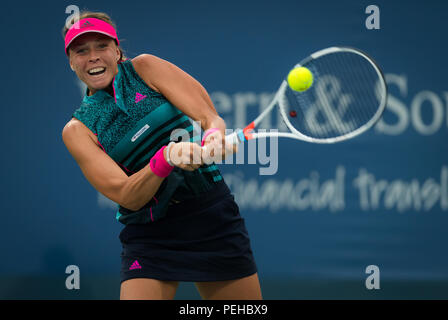 Cincinnati, Ohio, Stati Uniti d'America. Il 15 agosto, 2018. Anett Kontaveit dell'Estonia in azione durante il suo secondo tondo corrisponde al 2018 Western & Southern Open WTA Premier 5 torneo di tennis. Cincinnati, Ohio, Stati Uniti d'America. Il 15 agosto 2018. Credit: AFP7/ZUMA filo/Alamy Live News Foto Stock