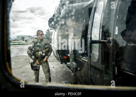 Il Kosovo, Prizren. 18 Luglio, 2018. Un soldato di U.S. Esercito sorge accanto a un Blackhawk Medevac elicottero. Insieme con i soldati della KFOR tedesca di stanza, i soldati americani hanno partecipato ad un esercizio. Dopo quasi vent'anni, le forze armate federali cattura la bandiera in accampamento militare in Prizren. Credito: Sina Schuldt/dpa/Alamy Live News Foto Stock